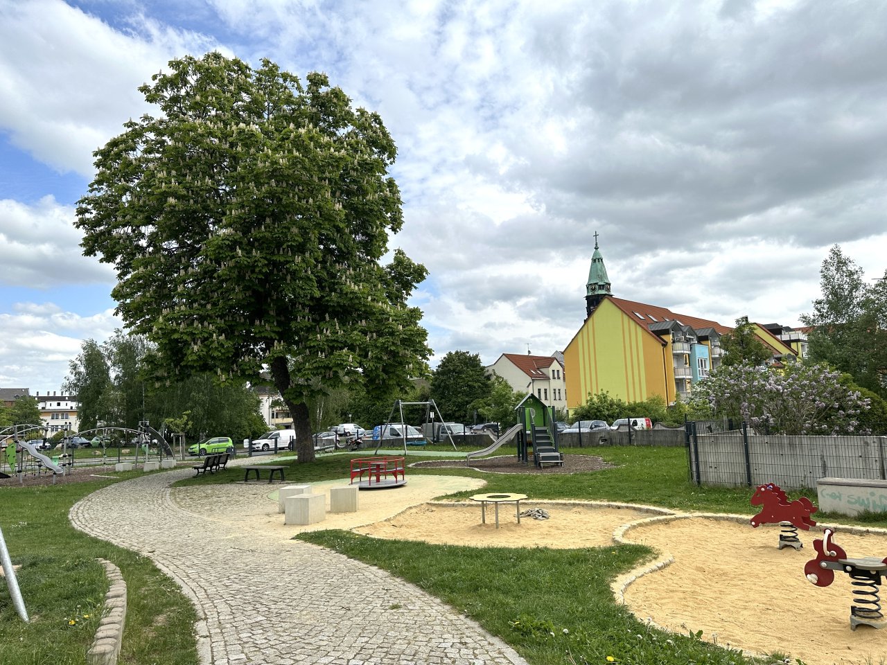 Spielplatz (120 m entfernt)