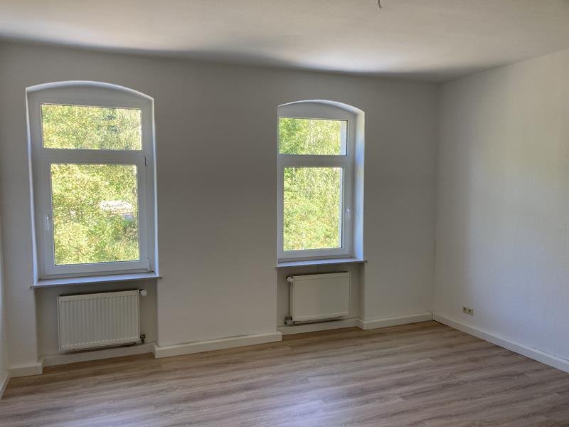 helles Wohnzimmer, zwei Fenster