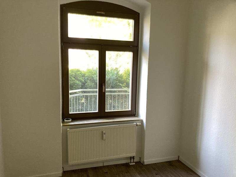 Schlafzimmer, ein Fenster, Gebäuderückseite