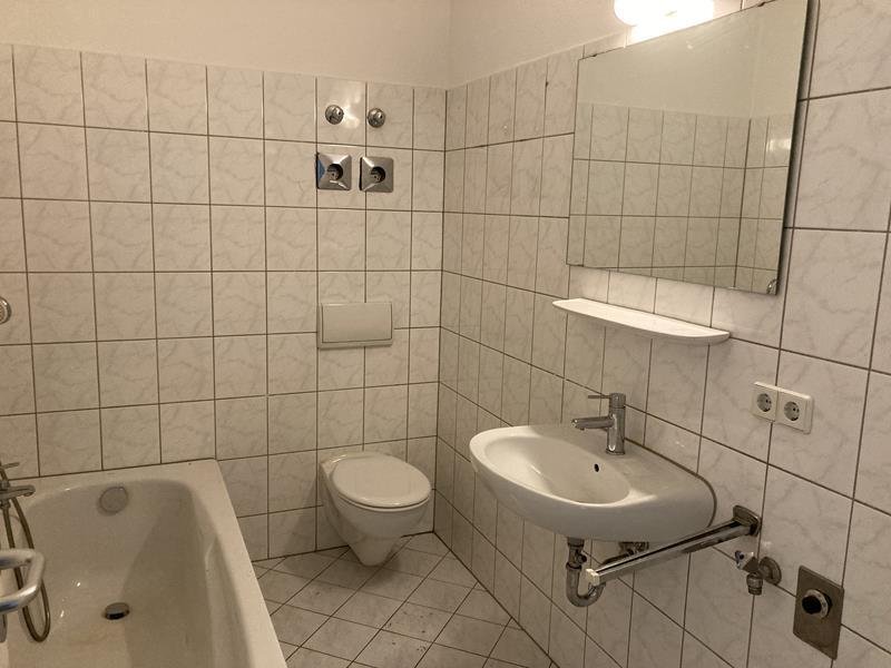 Bad mit Wanne, türhoch gefliest