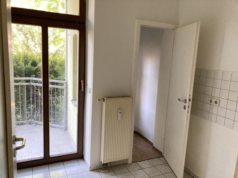 Küche mit Zugang zu Balkon und "Speisekammer" 