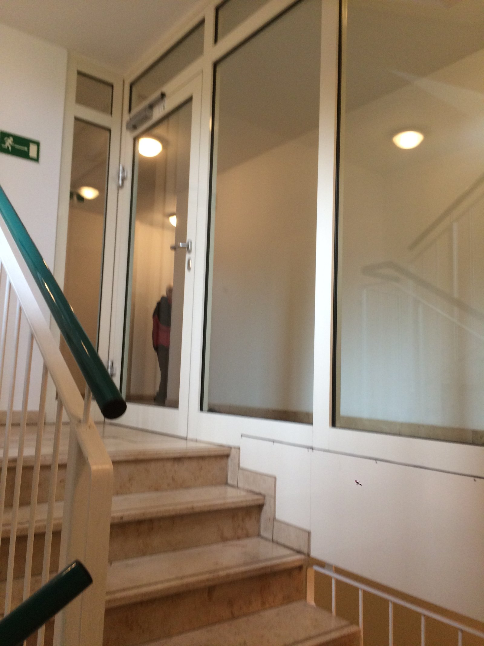 Treppenhaus mit Zwischenwand zu den Wohnungseingangstüren