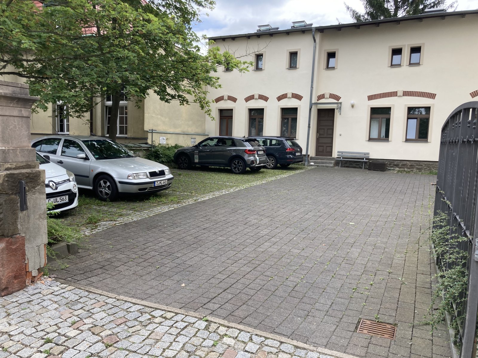 2 PKW-Stellplätze im Hof