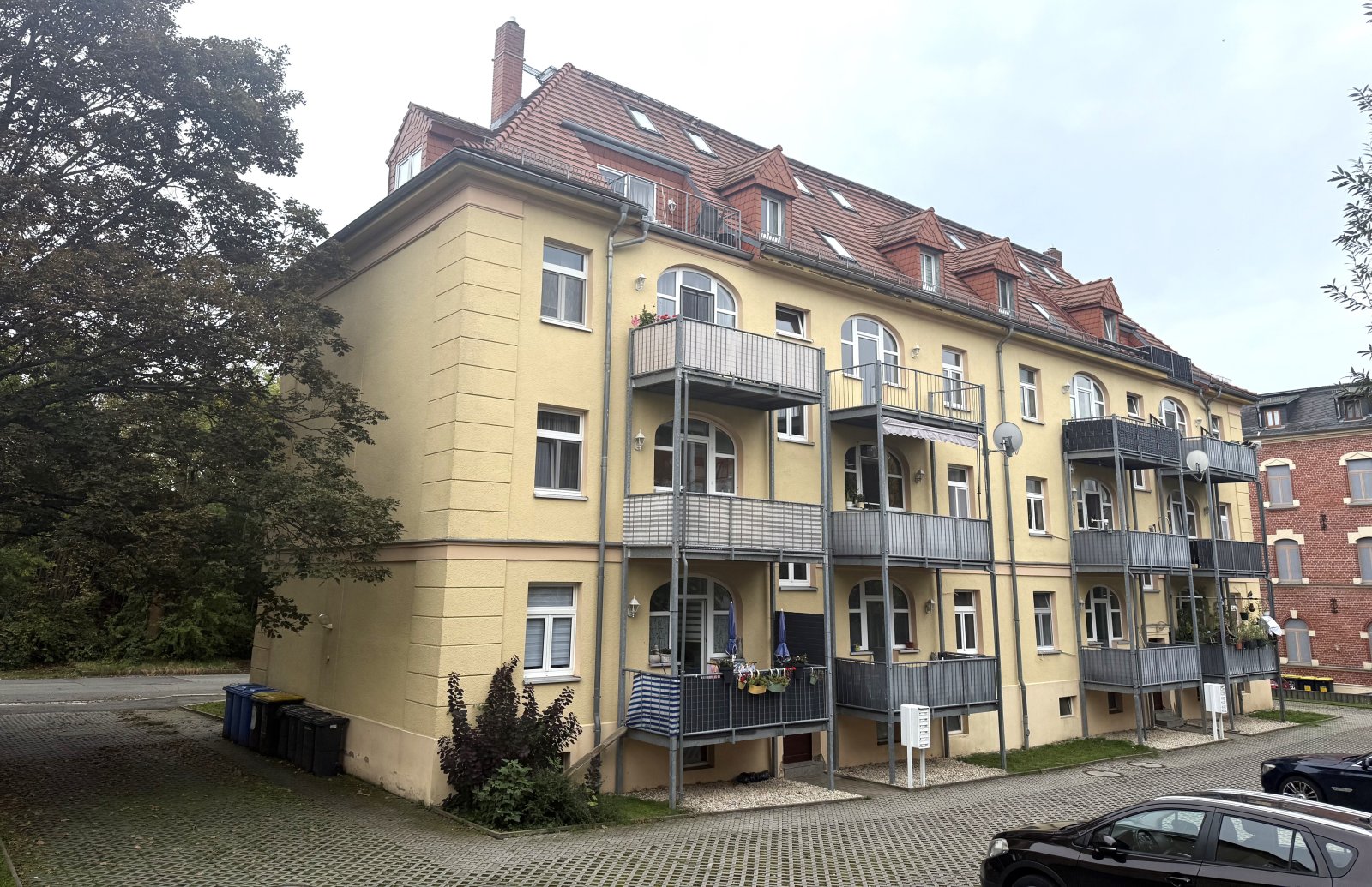 Rückseite mit Balkonanlage Rückseite mit Balkonanlage