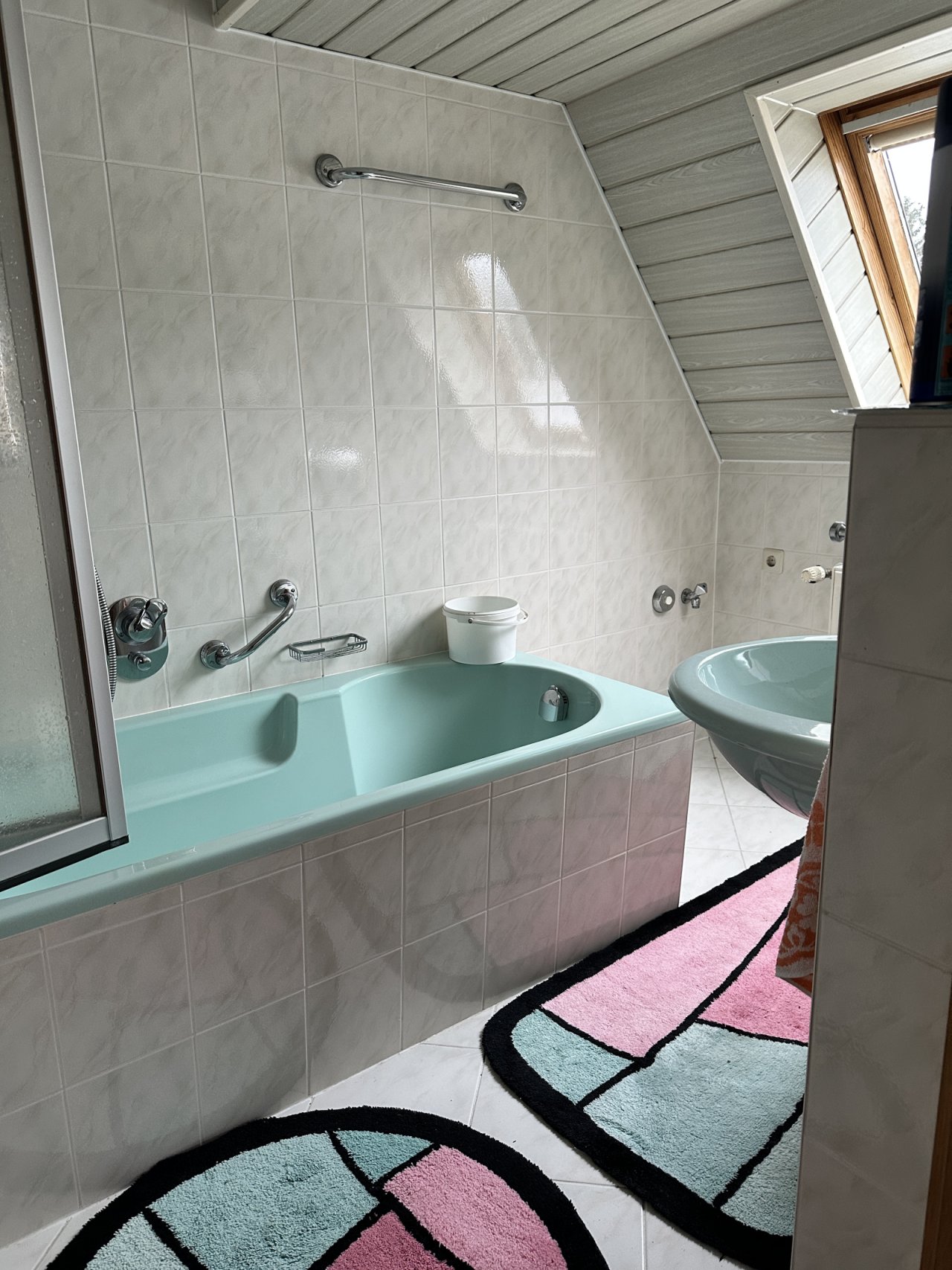 Tageslichtbad mit Wanne DG Tageslichtbad mit Wanne DG