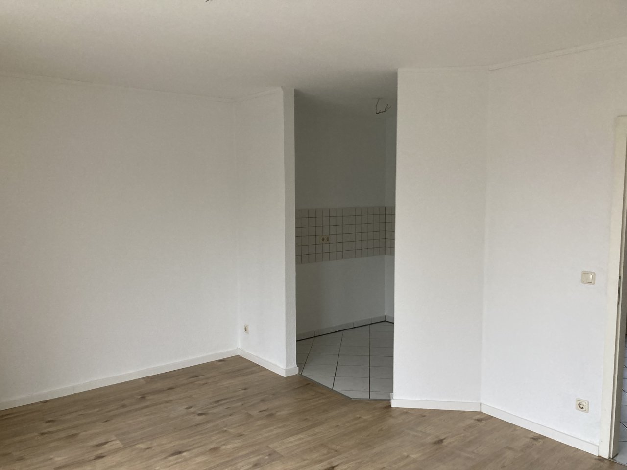 Wohnzimmer mit Küchennische