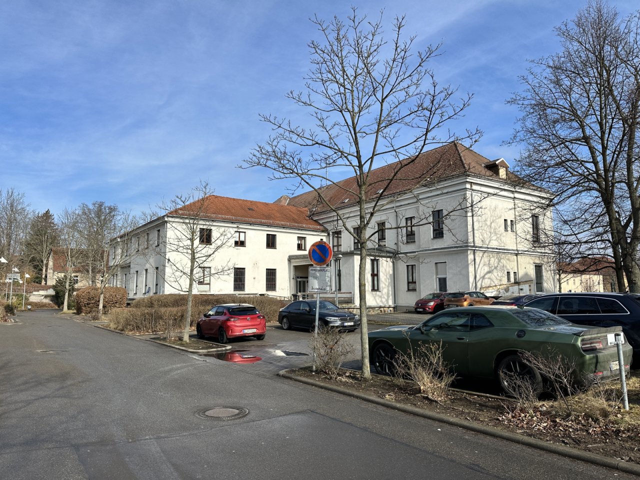 Ansicht mit Zufahrt Ansicht mit Zufahrt