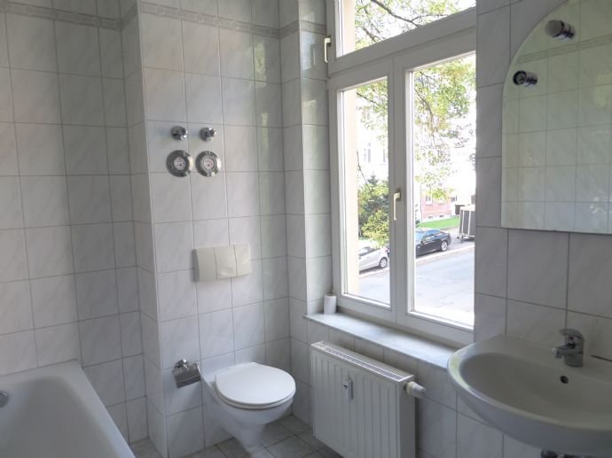 Bad mit Wanne und Fenster