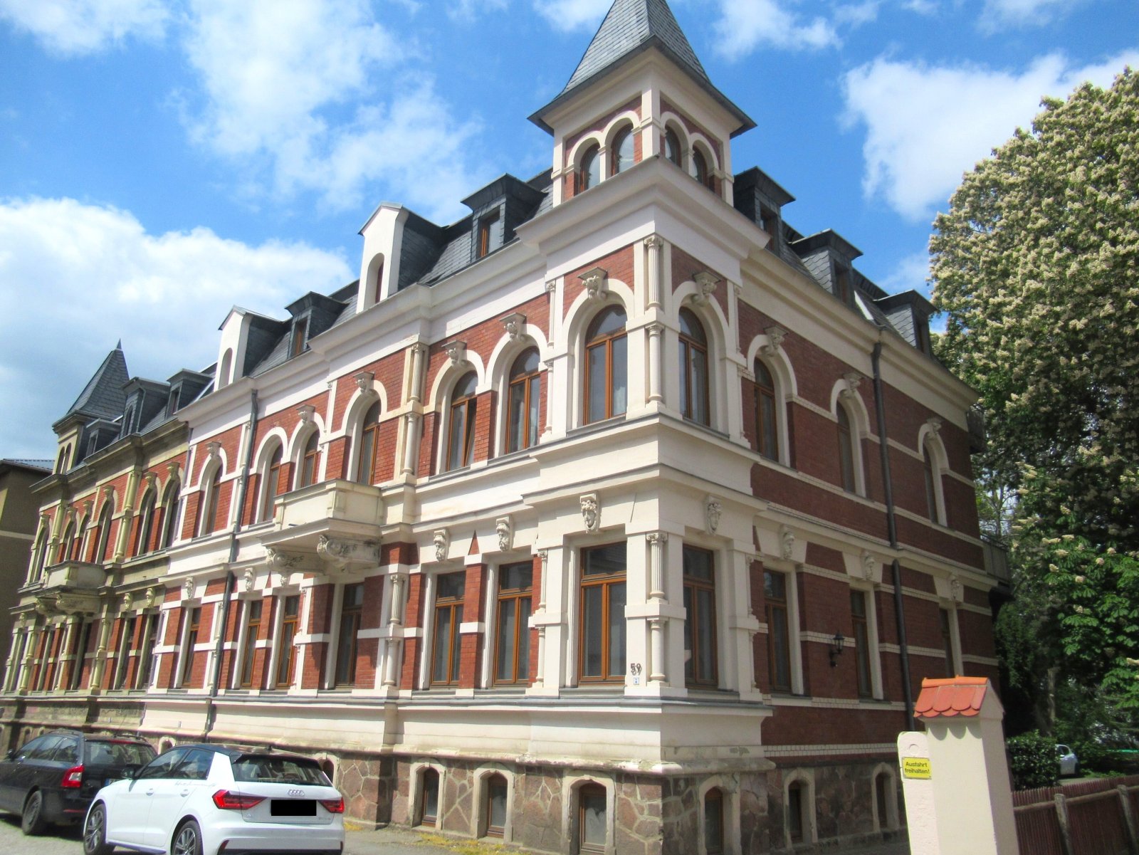Ansicht mit zur Wohnung gehörendem Balkon