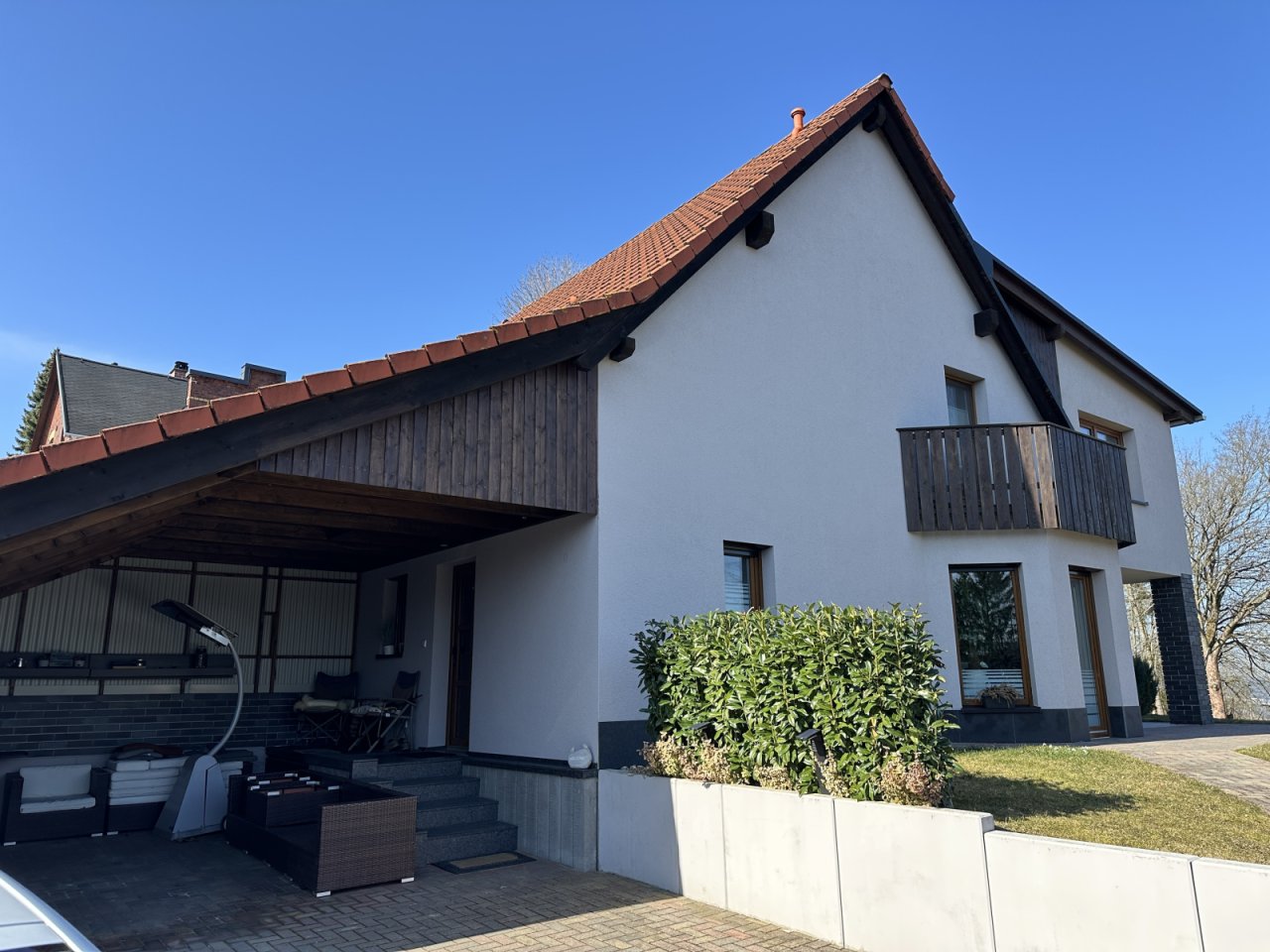 Ansicht mit Carport