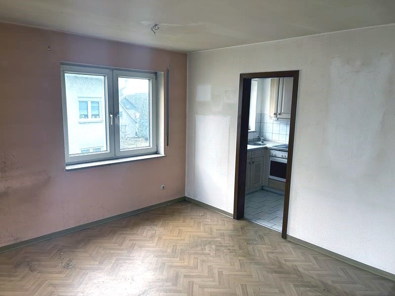 Wohnzimmer mit Zugang zur Küche