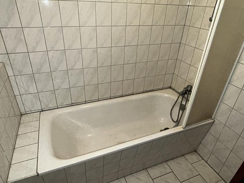 Bad innen mit Wanne