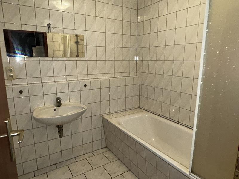 Bad innen mit Wanne