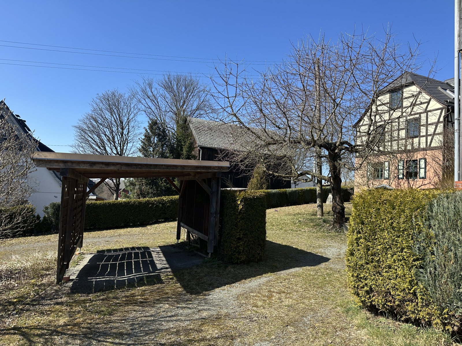 Carport in Zufahrt