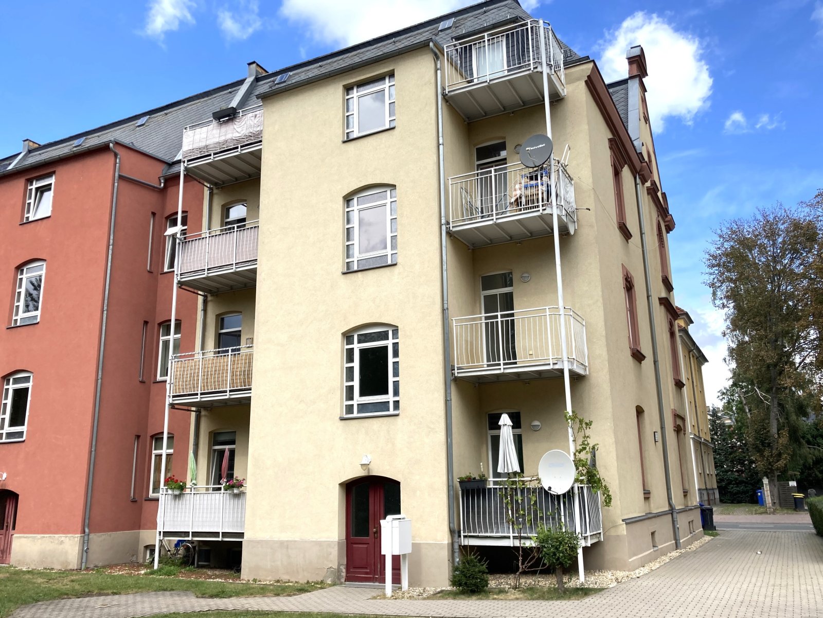 Rückseite mit Balkonanlage