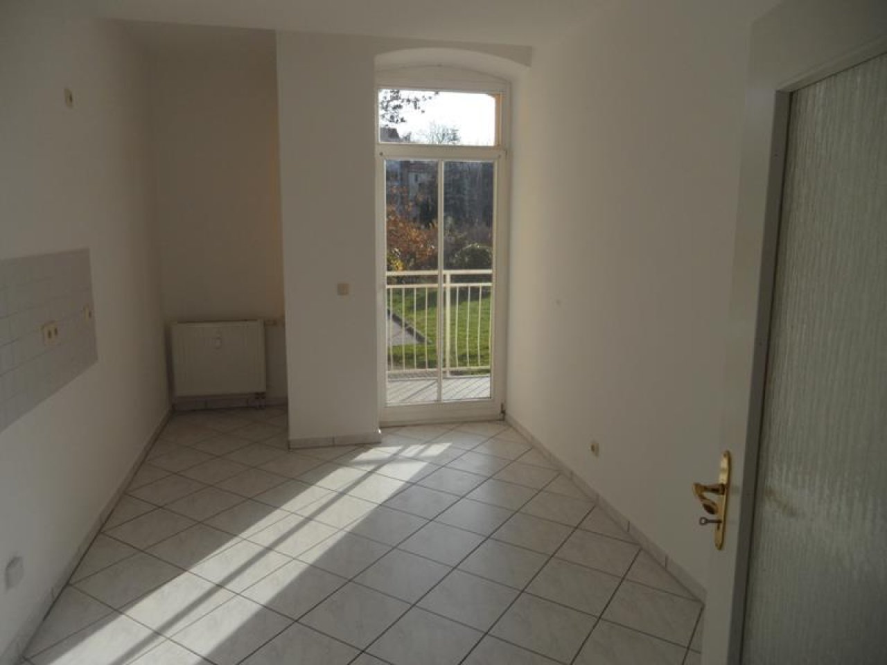Küche / Zugang zum Balkon