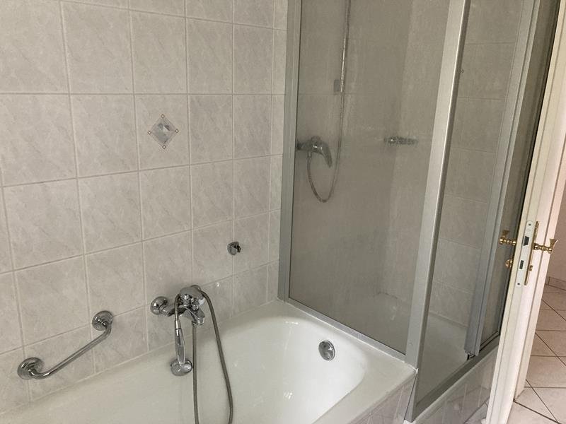 Tageslichtbad mit Wanne + Dusche 