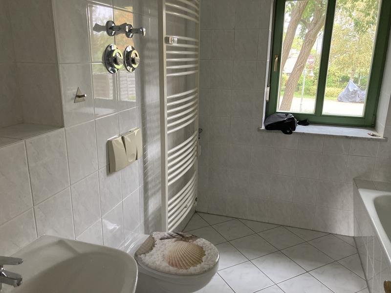 Tageslichtbad mit Wanne + Dusche 