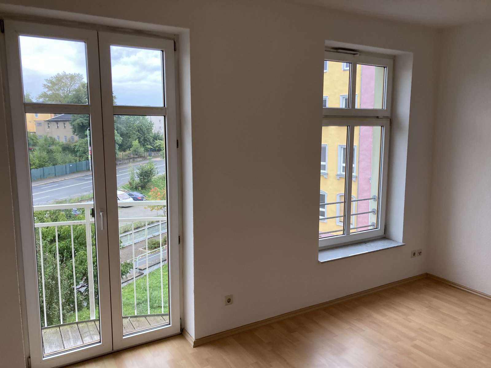 Wohnzimmer mit Zugang Balkon