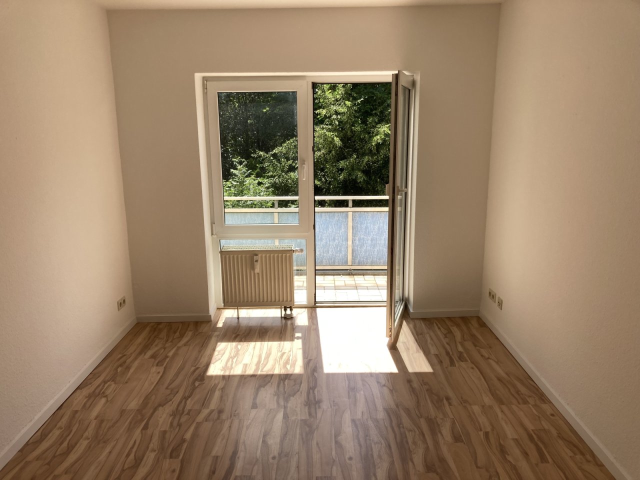 Wohnzimmer mit Zugang Balkon Wohnzimmer mit Zugang Balkon