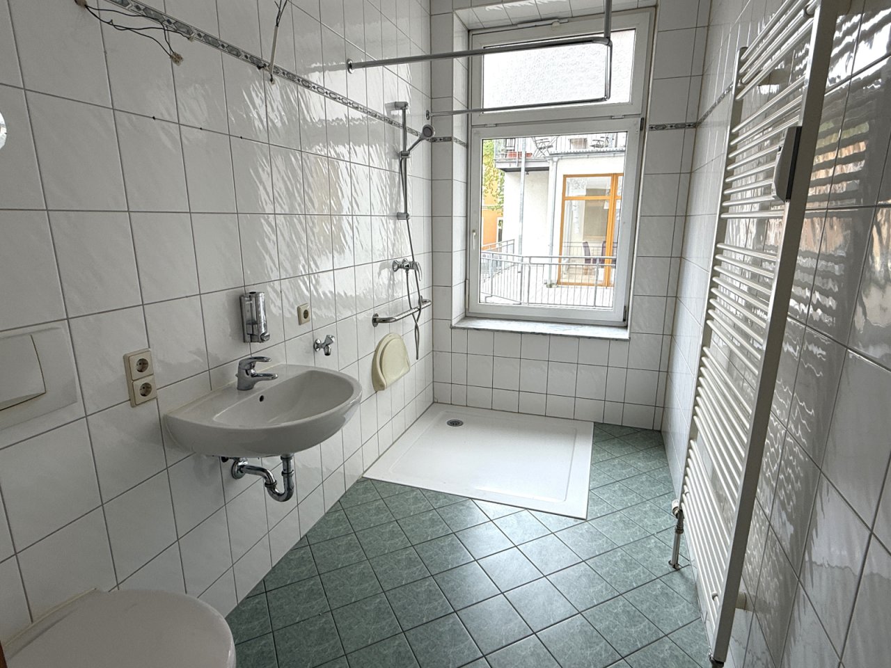 Tageslichtbad mit ebenerdiger Dusche Tageslichtbad mit ebenerdiger Dusche