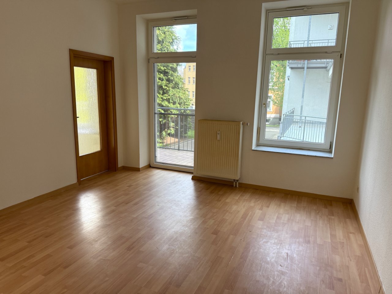Wohnzimmer mit Zugang Balkon Wohnzimmer mit Zugang Balkon