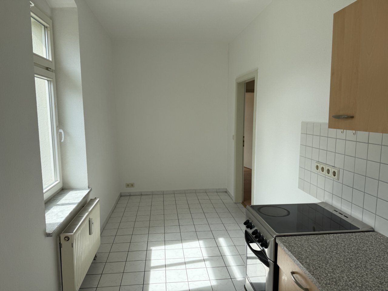 Küche mit Herd und Spüle Küche mit Herd und Spüle