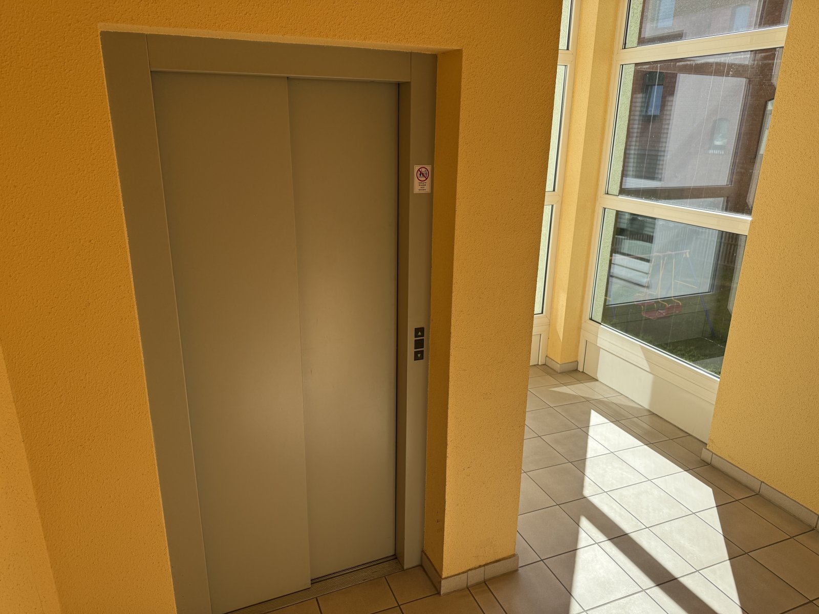 Treppenhaus mit Aufzug