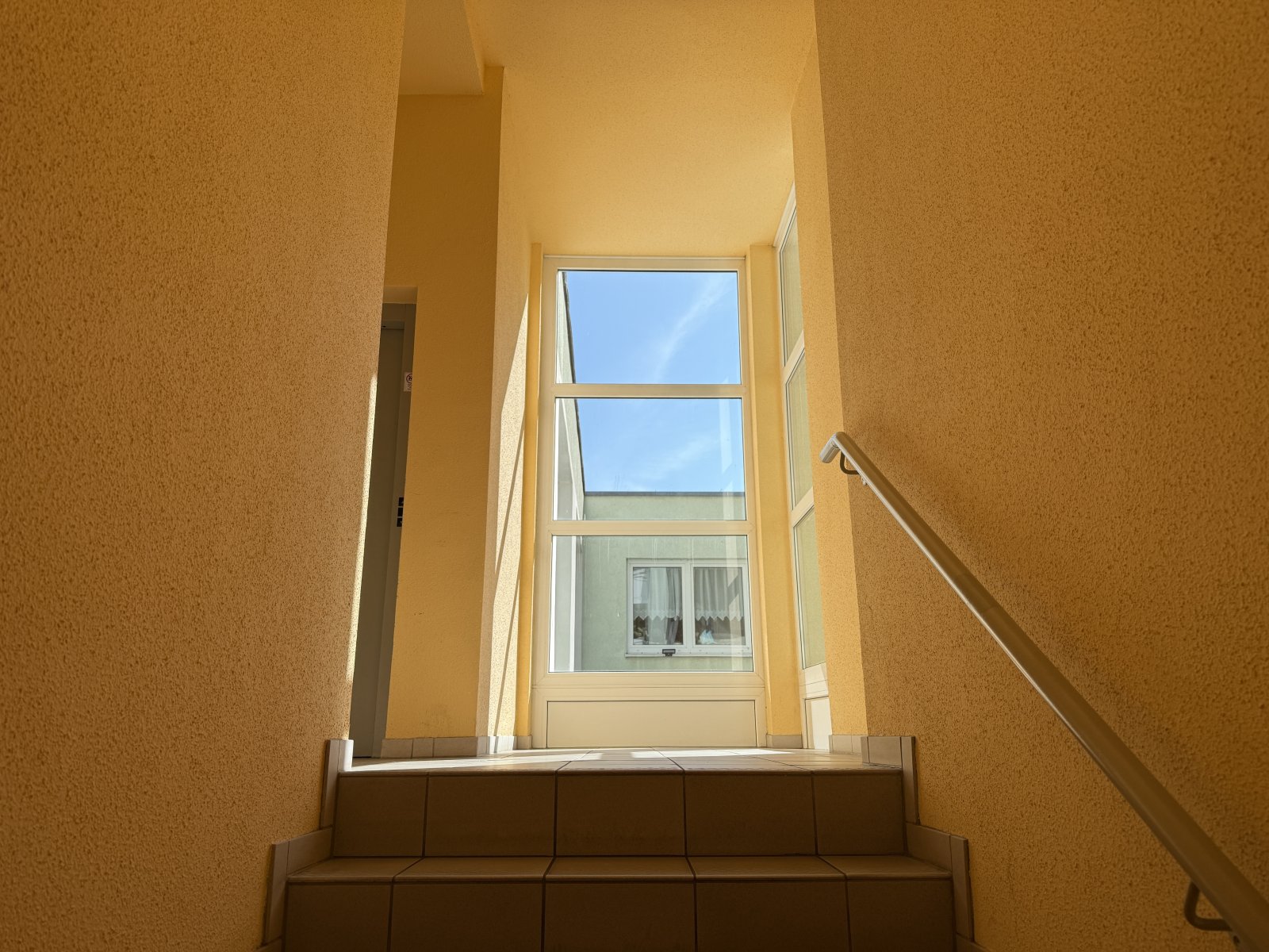 Treppenhaus mit Aufzug