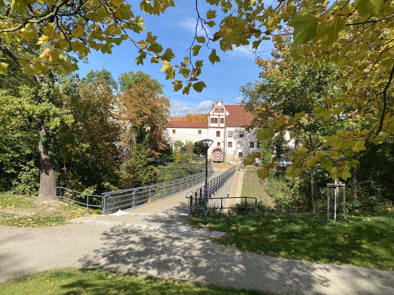 Zufahrt/Zugang zum Schloss Zufahrt/Zugang zum Schloss