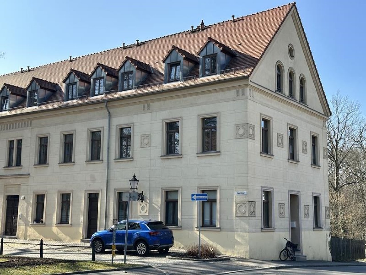 Ansicht der Wohnung von außen (OG, von der Ecke 2 Fenster nach links, eines nach rechts) Ansicht der Wohnung von außen (OG, von der Ecke 2 Fenster nach links, eines nach rechts)