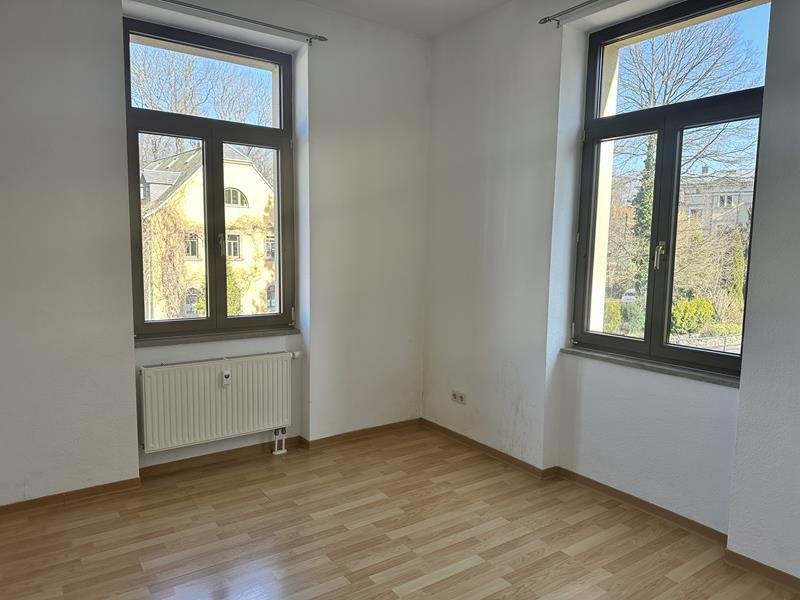 Wohnstudio, hell mit zwei Fenstern, Laminat Wohnstudio, hell mit zwei Fenstern, Laminat