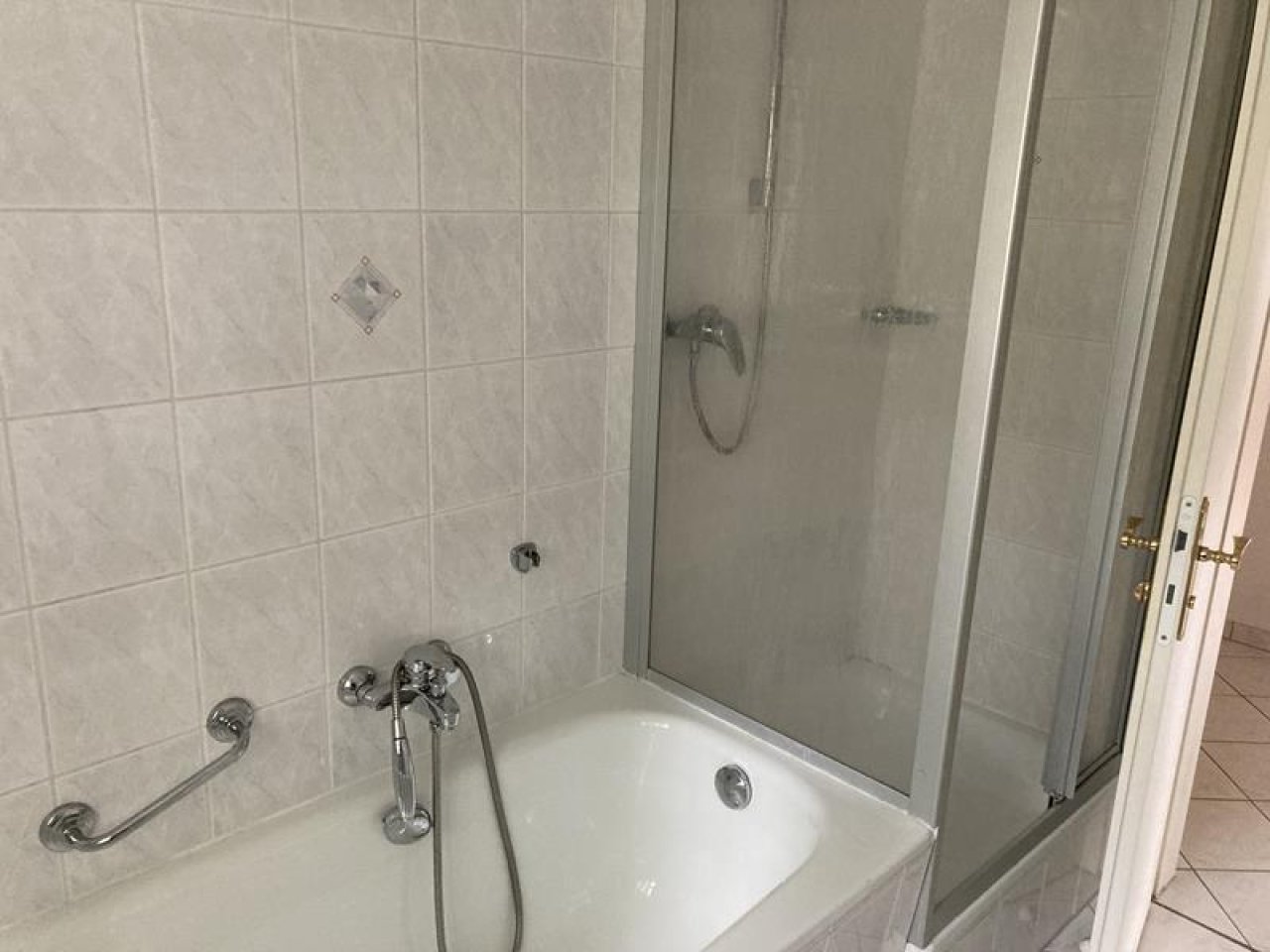 Tageslichtbad mit Wanne + Dusche Tageslichtbad mit Wanne + Dusche