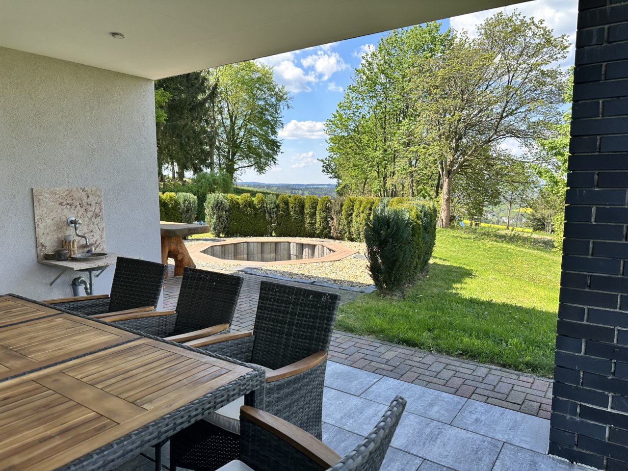 Überdachte Terrasse EG