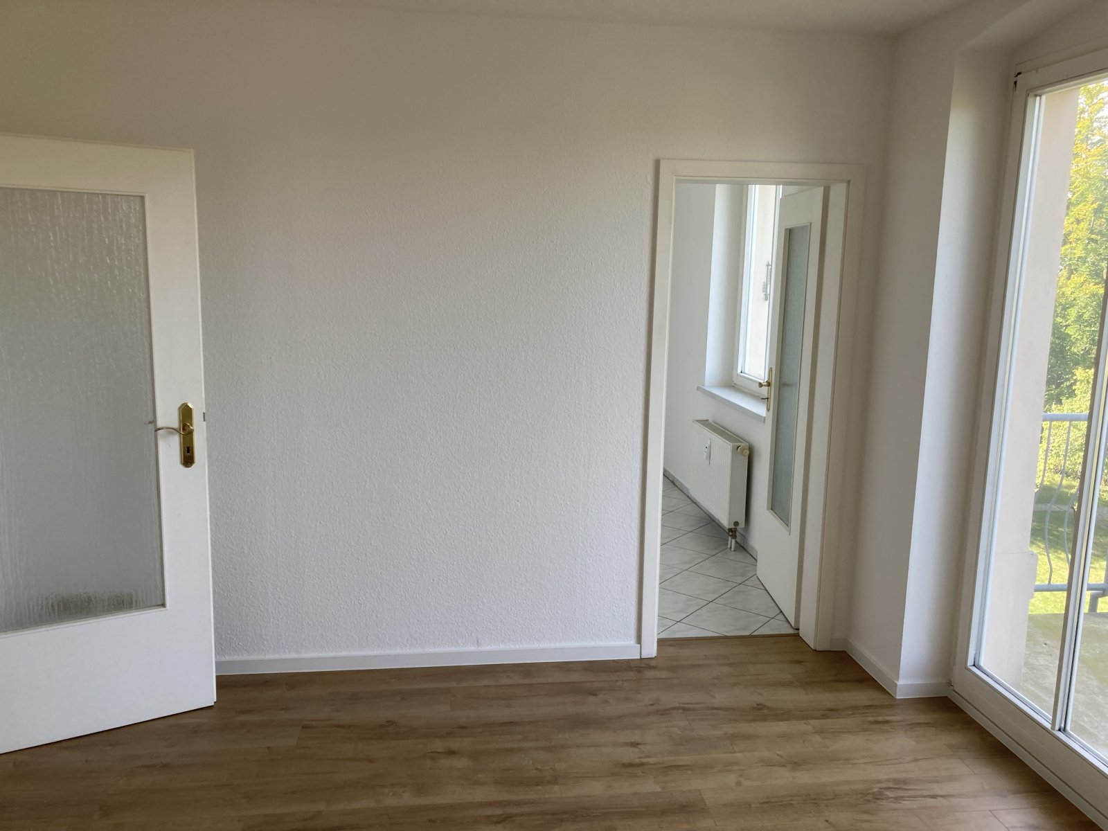 Wohnzimmer mit Küche und Balkon Wohnzimmer mit Küche und Balkon