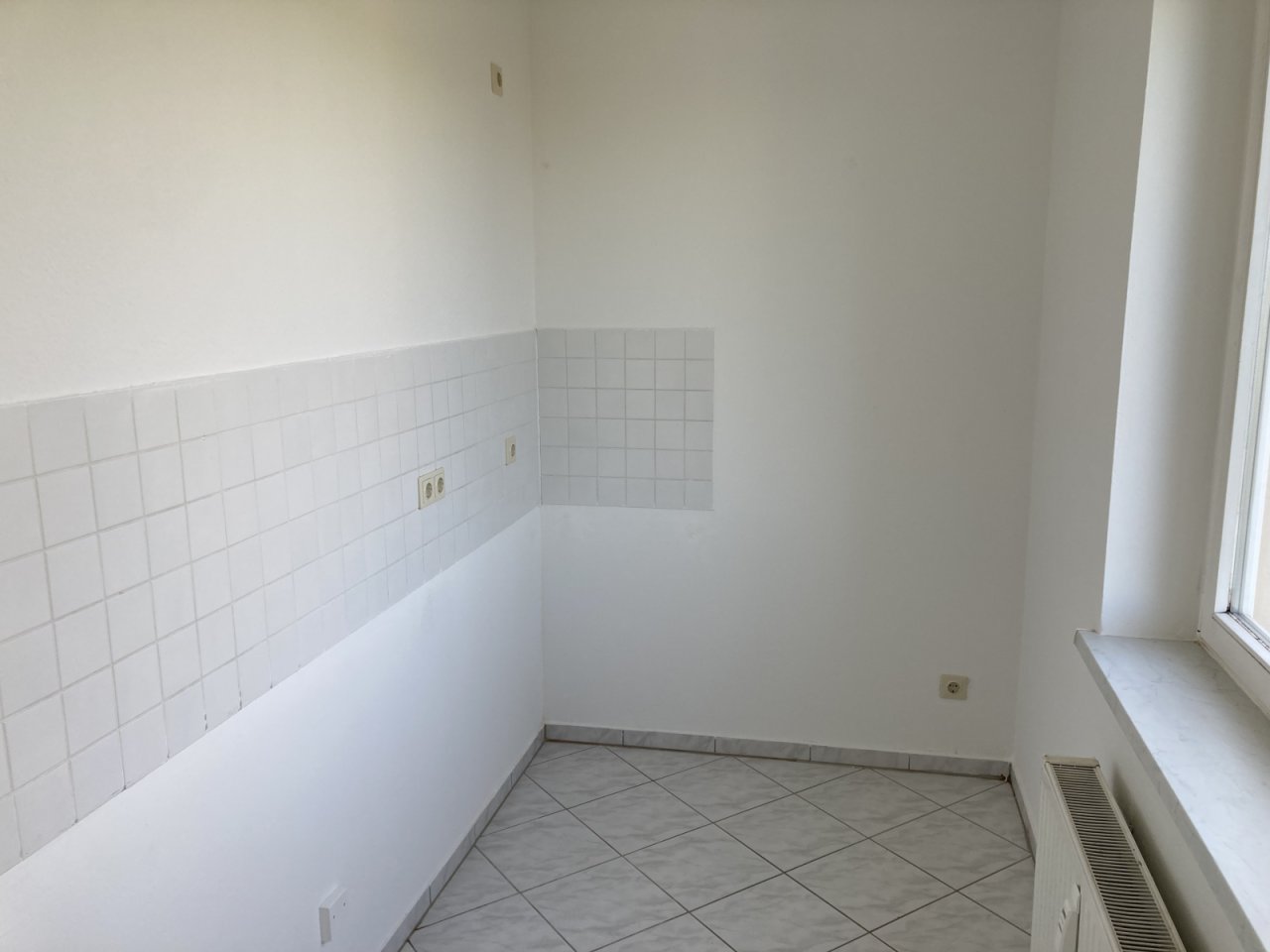geflieste Küche mit Fenster und Fliesenspiegel geflieste Küche mit Fenster und Fliesenspiegel