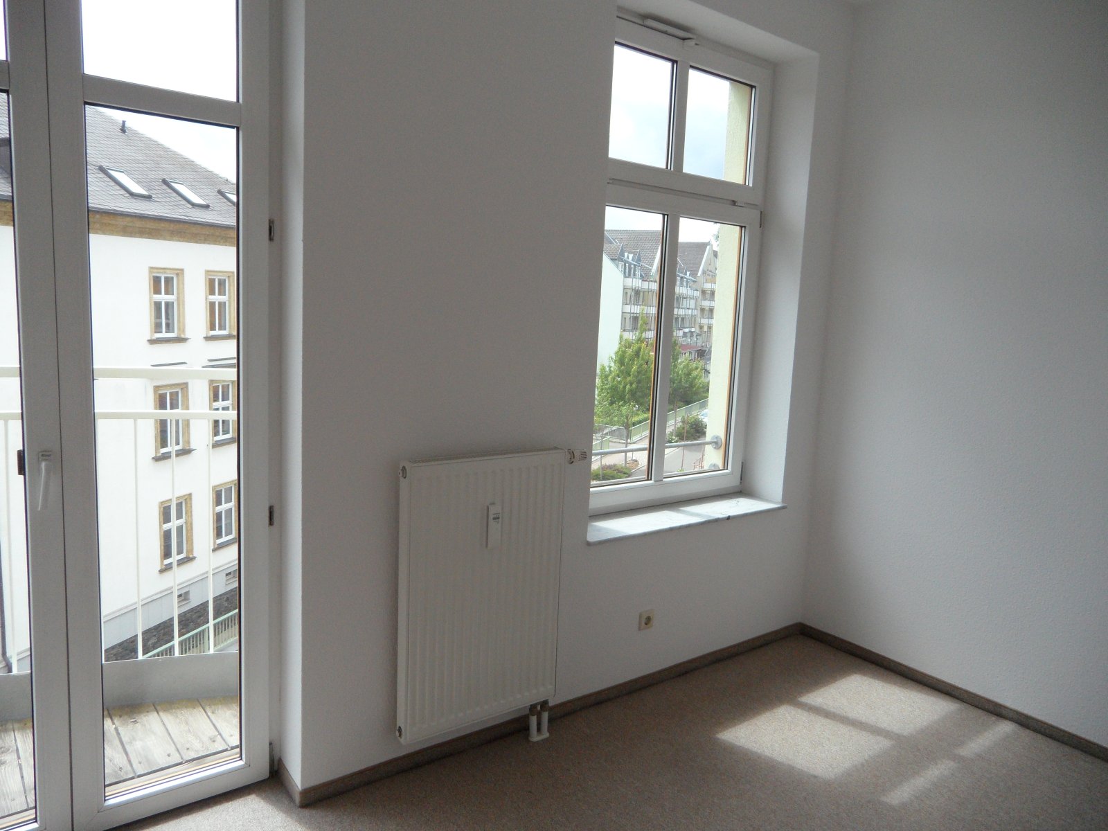 Schlafzimmer mit Zugang zum Balkon