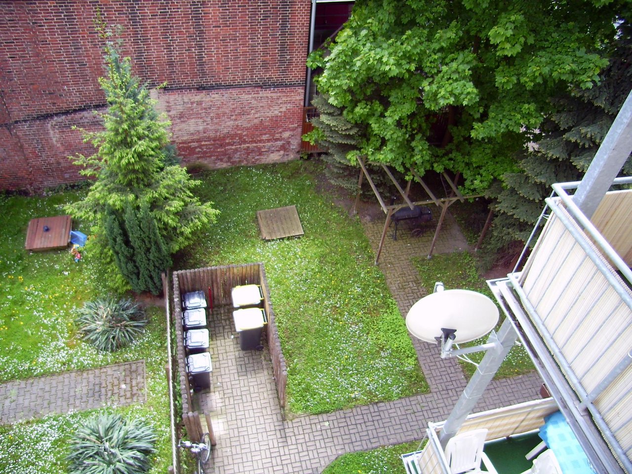 Blick vom Balkon auf den begrünten Innenhof Blick vom Balkon auf den begrünten Innenhof