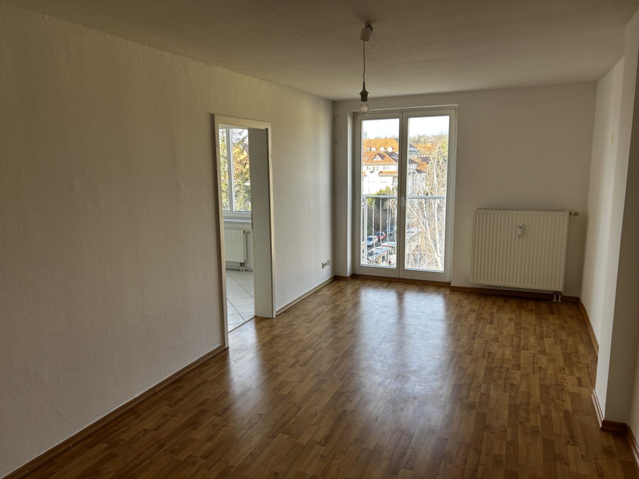 Wohnzimmer mit heller Fensterfront Wohnzimmer mit heller Fensterfront