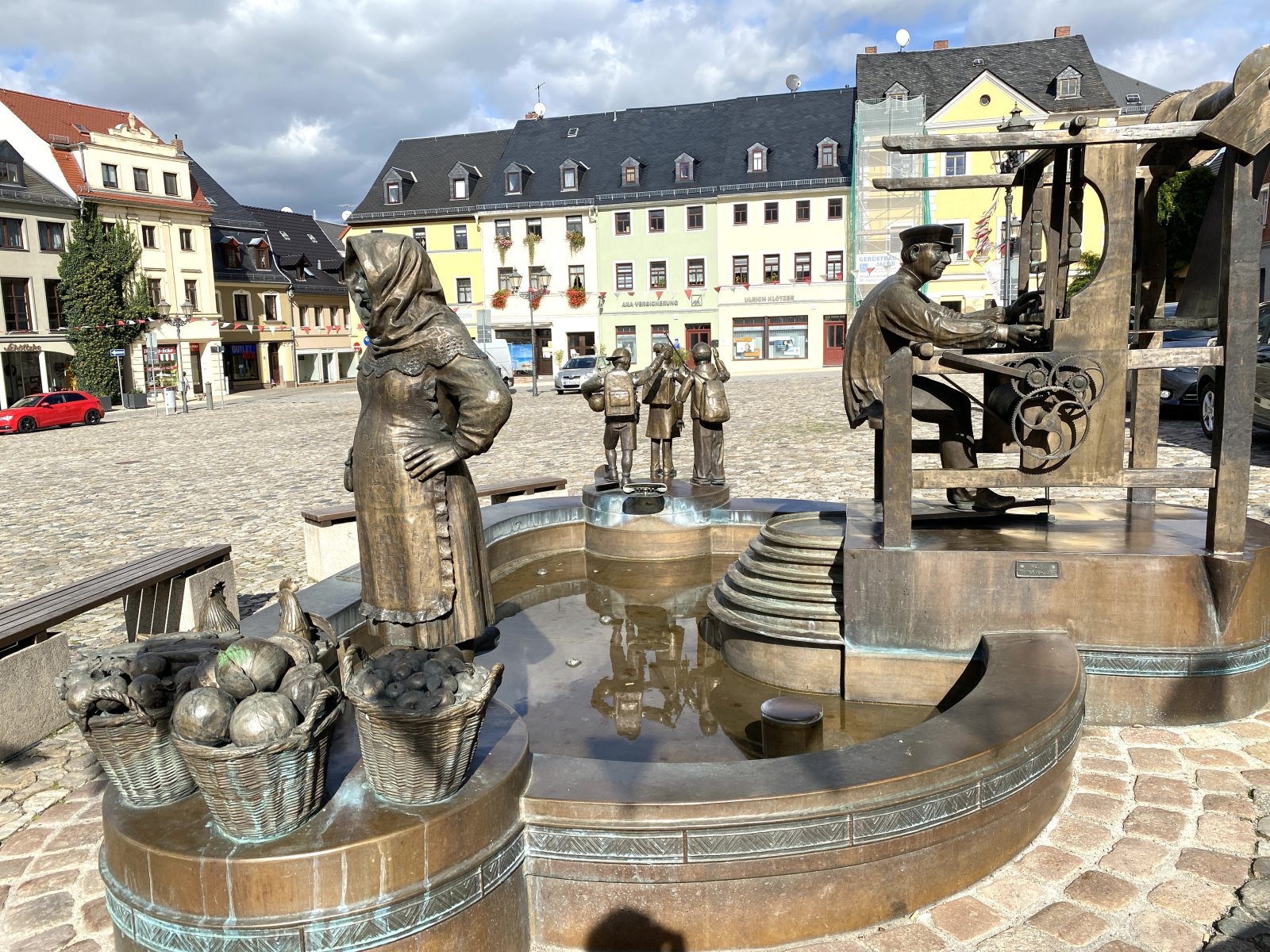 Figuren-Brunnen auf dem Markt Figuren-Brunnen auf dem Markt