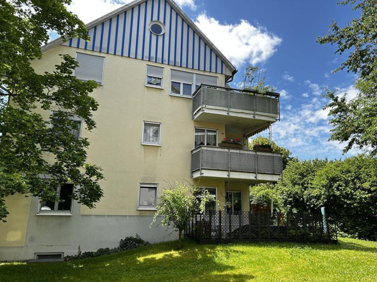 Blick auf Balkonanlage, darunter Terrasse mit Gartenhof Blick auf Balkonanlage, darunter Terrasse mit Gartenhof
