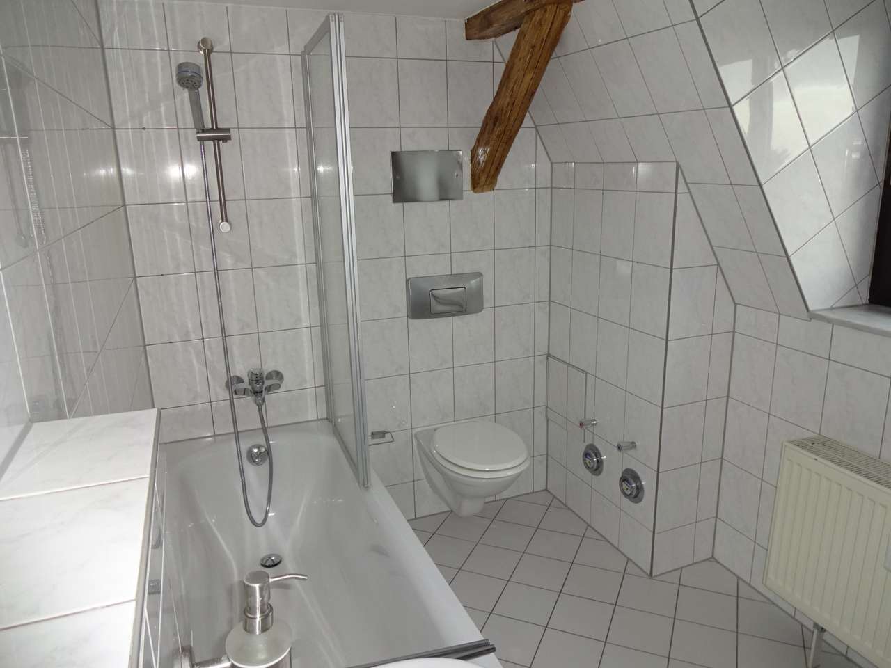 Tageslicht-Badezimmer mit Wanne Tageslicht-Badezimmer mit Wanne