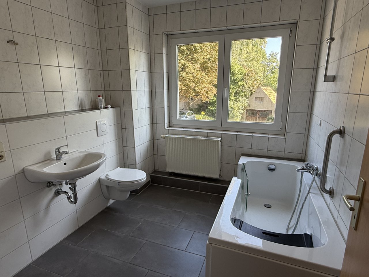 Tageslichtbad mit Wanne
