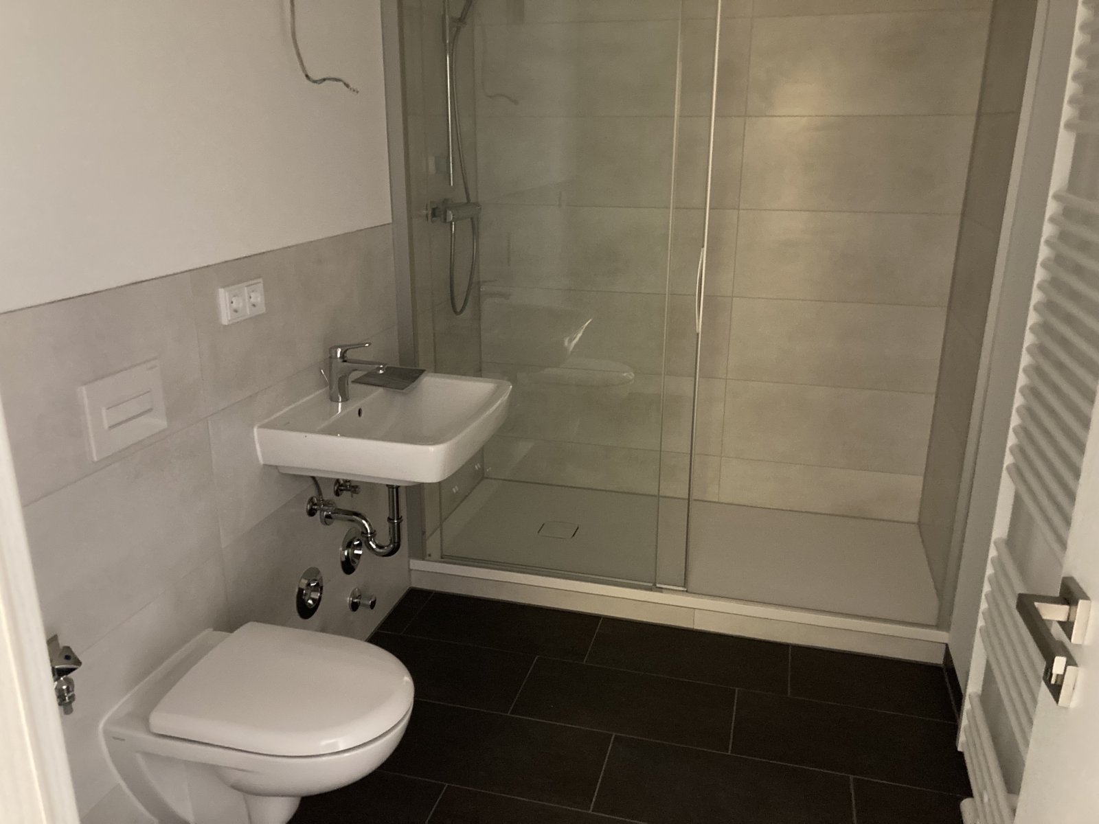 modernes Bad mit Dusche modernes Bad mit Dusche