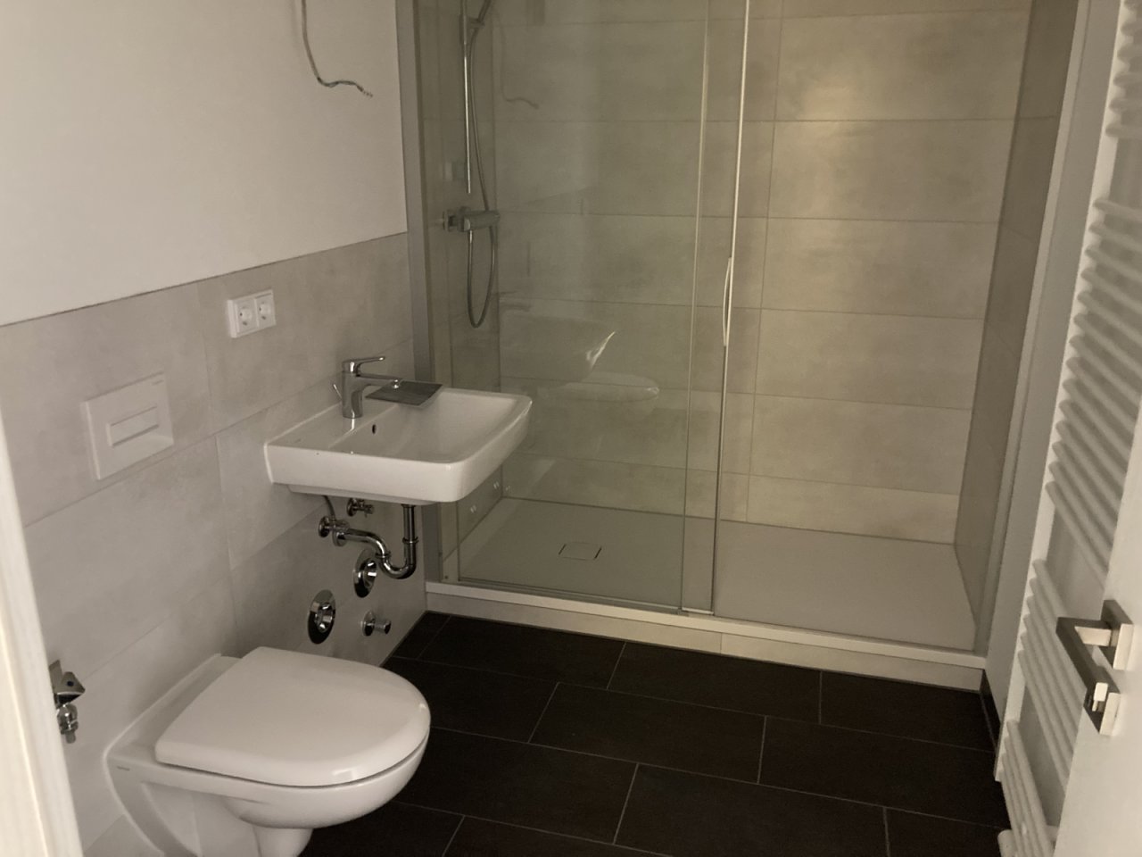 modernes Bad mit Dusche modernes Bad mit Dusche