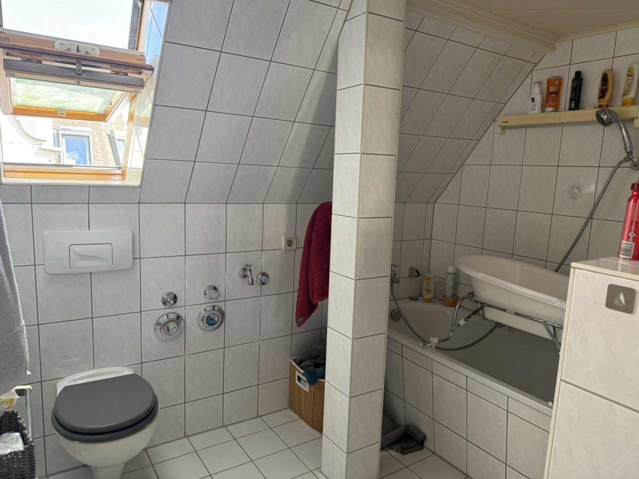 Tageslichtbad mit Wanne