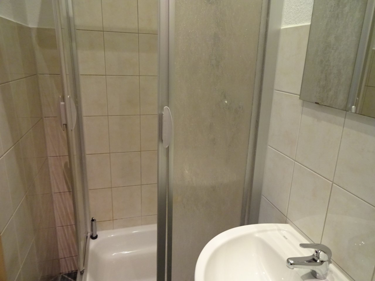Bad mit Dusche Bad mit Dusche