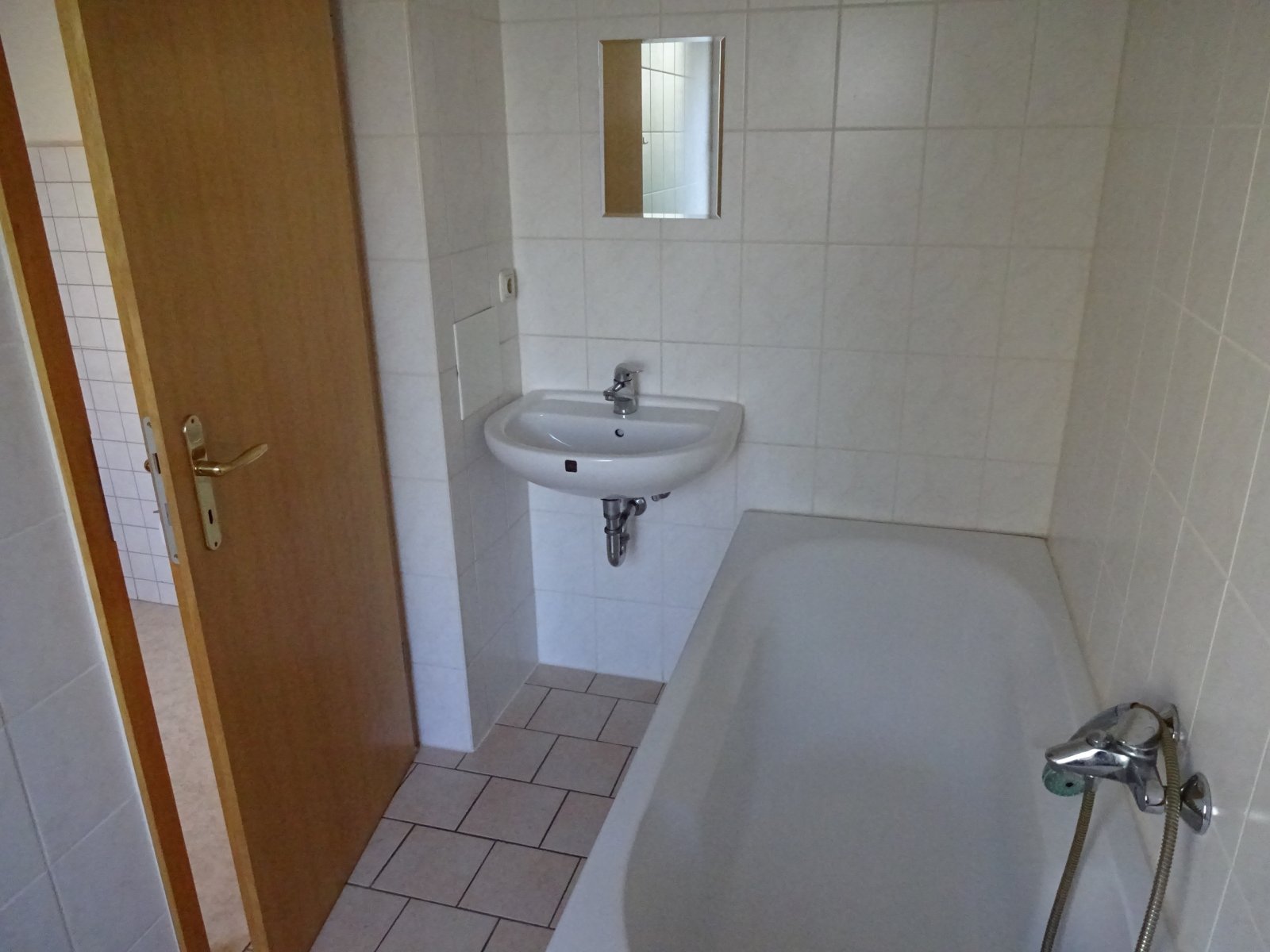 Tageslichtbad mit Wanne (vor San.) Tageslichtbad mit Wanne (vor San.)