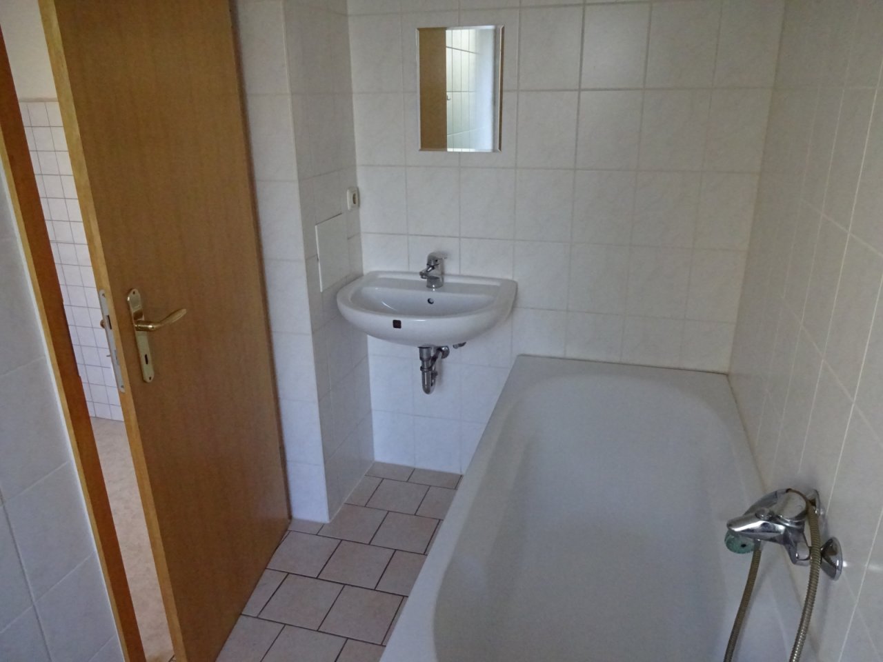Tageslichtbad mit Wanne (vor San.)
