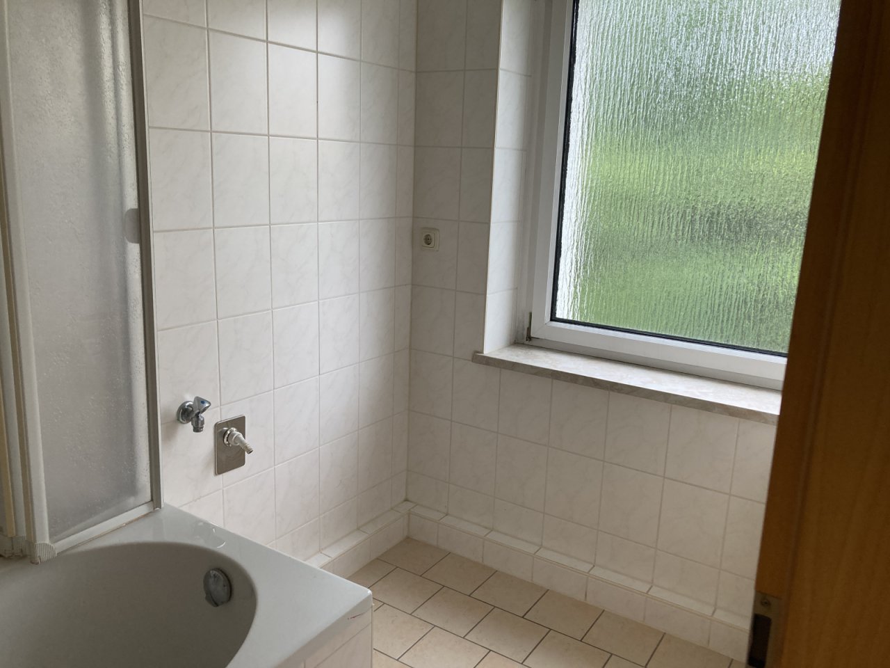 Tageslichtbad mit Wanne (vor San.)